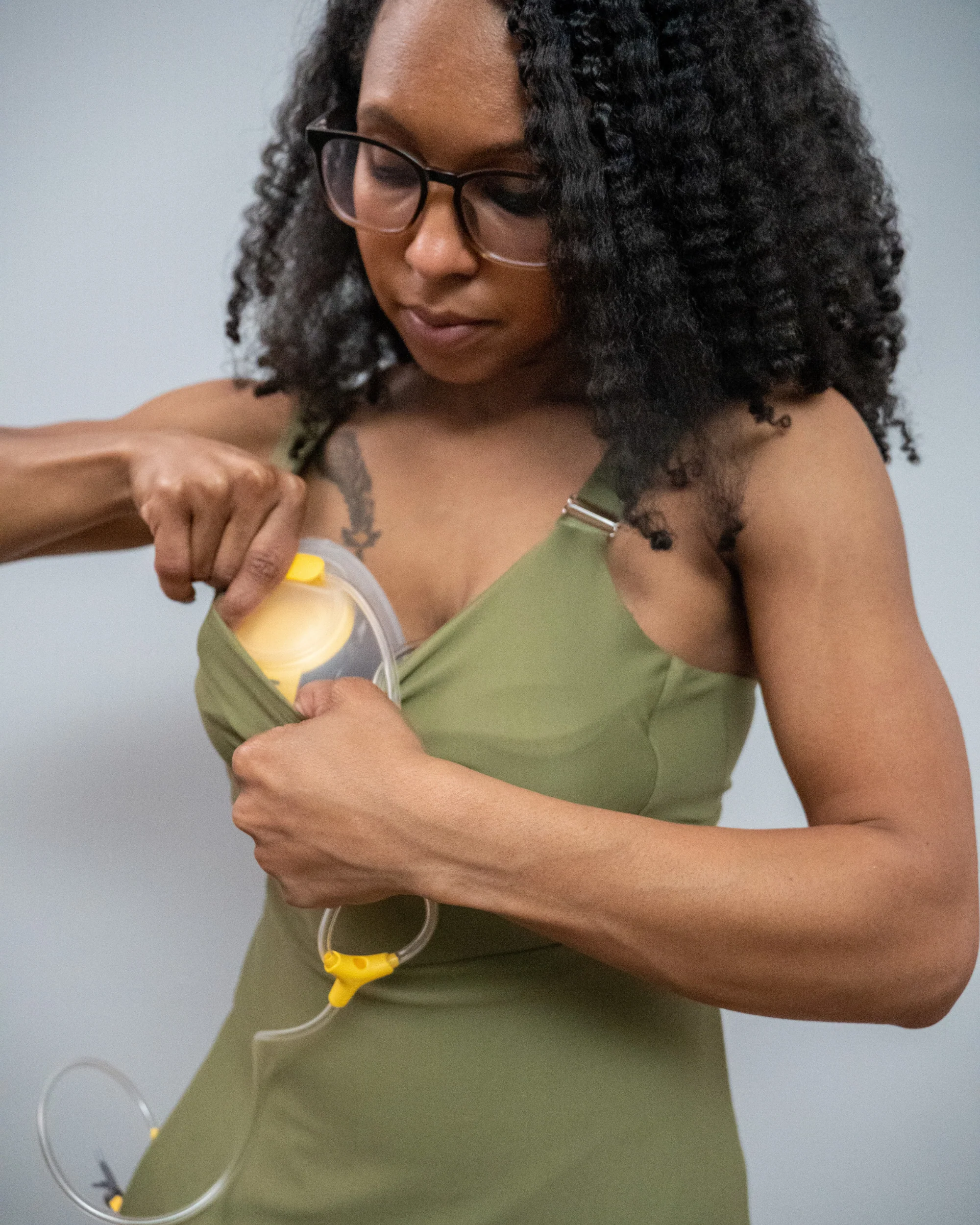 Journey Hands Free Pumping Tank (Olive) - Image 3